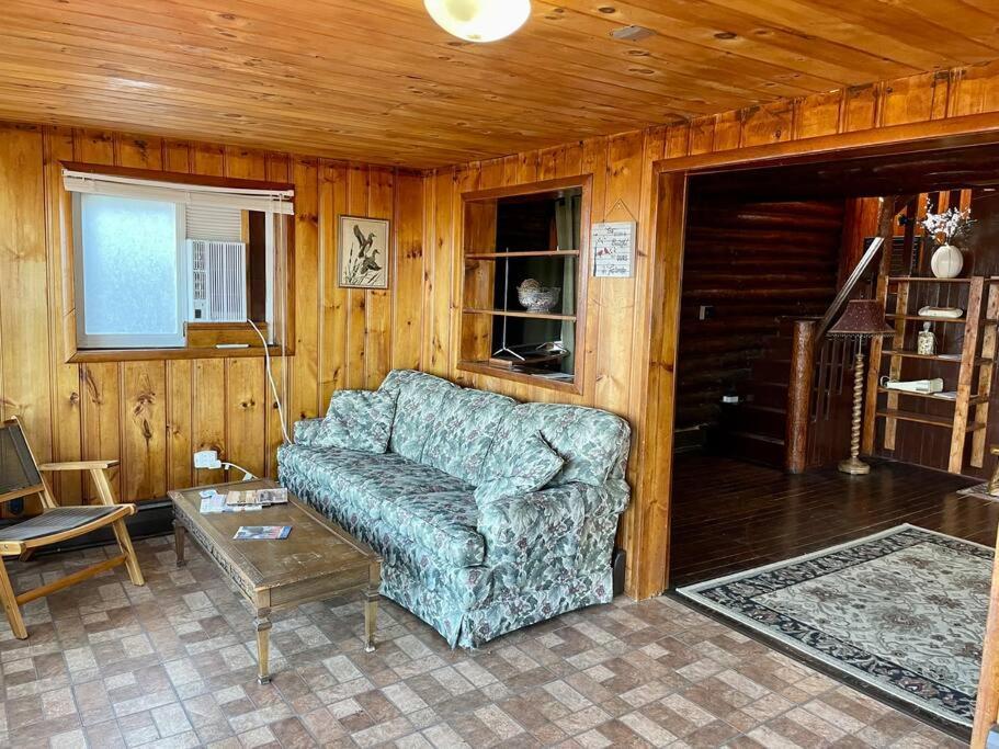 Restored Historic Log & Deck On Erie