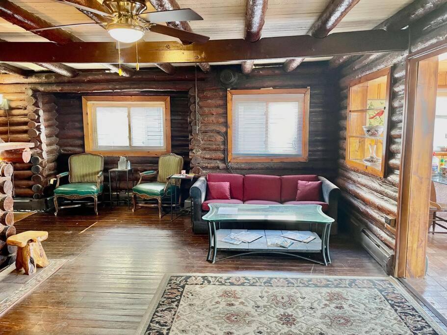 Holiday home Restored Historic Log & Deck On Erie