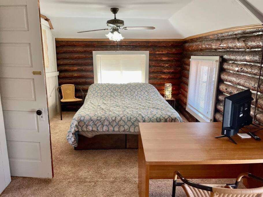 Holiday home Restored Historic Log & Deck On Erie