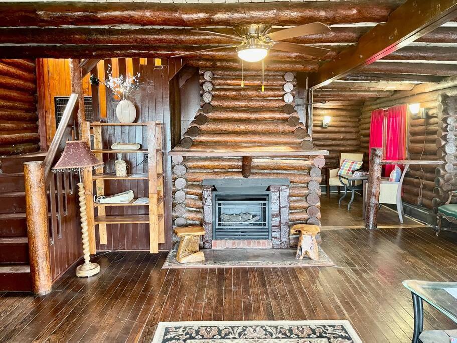 Restored Historic Log & Deck On Erie Holiday home *