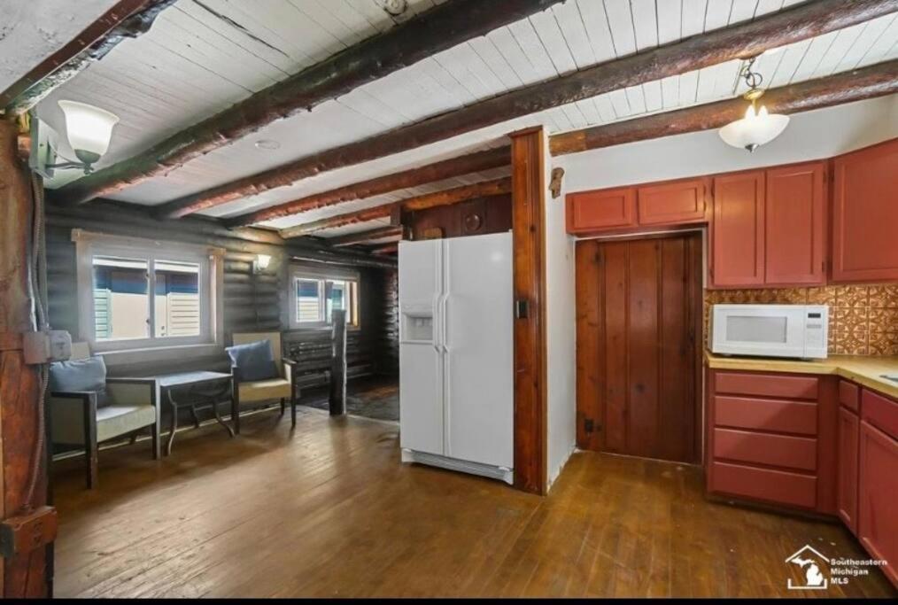 Restored Historic Log & Deck On Erie Holiday home