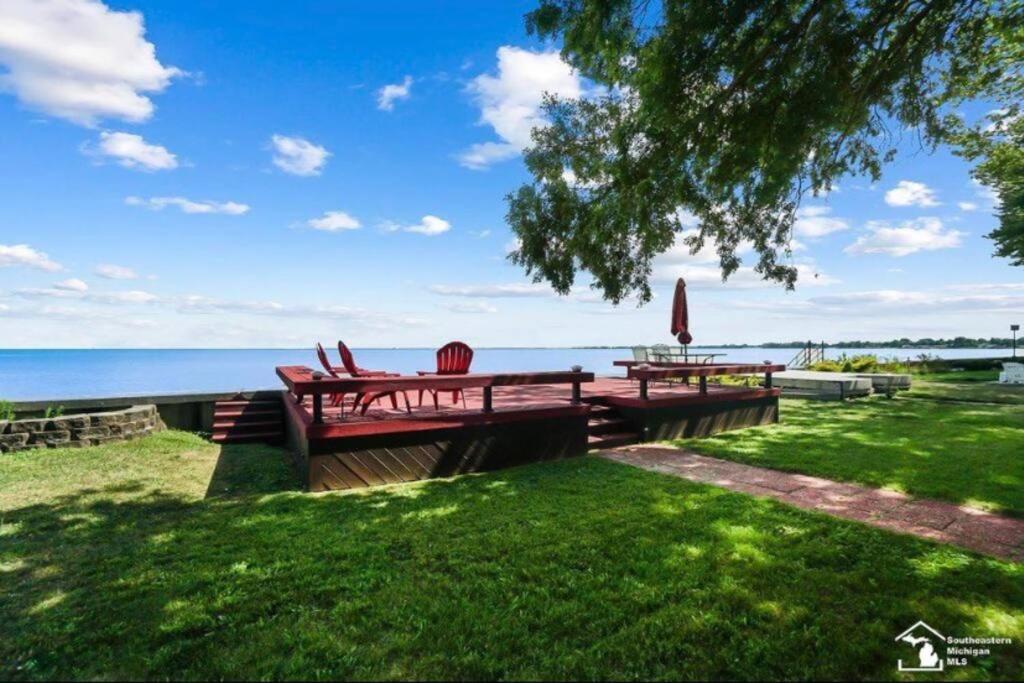 Restored Historic Log & Deck On Erie Holiday home *